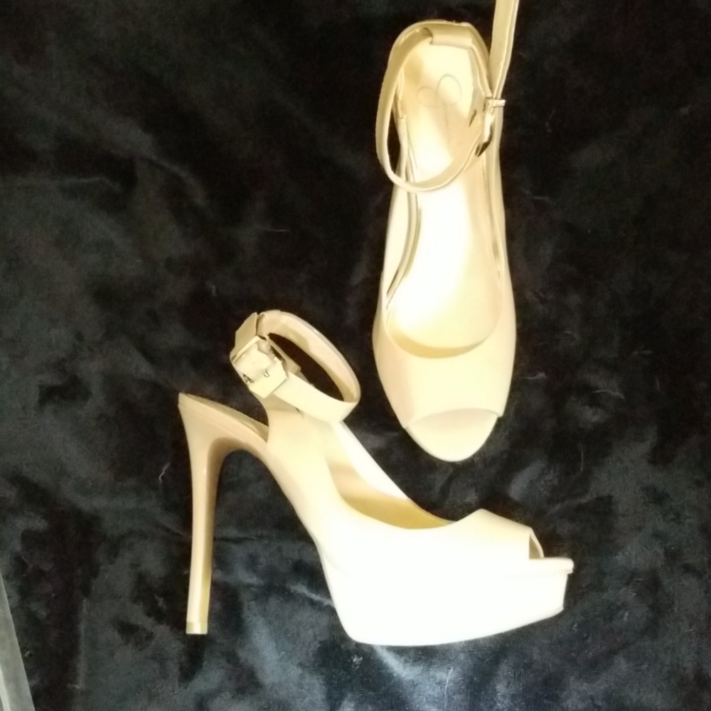 Size 9m Nude Jessica Simpson 5" high heel pumps
